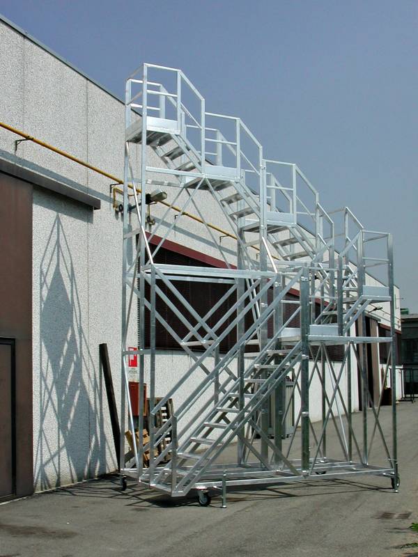 SCALA CON PIANI A VARIE ALTEZZA